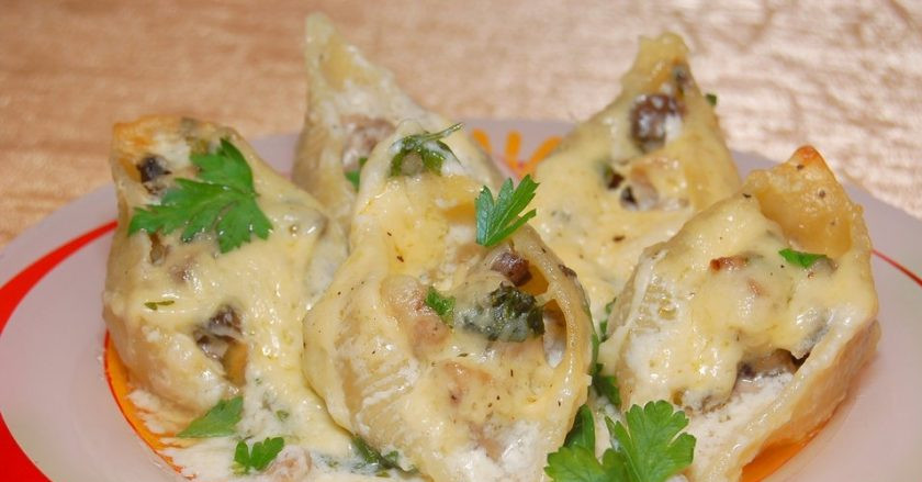 1. Этап. Макароны с начинкой: Запекайте макароны в духовке при 180 градусах 20 минут. Затем натрите сверху сыр, и вновь отправьте блюдо запекаться на 5 минут. Приятного аппетита!