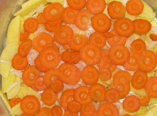 1. Этап. Скумбрия в духовке с картофелем: И затем морковь.