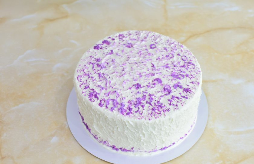 1. Этап. Морковный торт с маскарпоне и орехами: Для выравнивания взбейте вторую часть ингредиентов для крема. Обмажьте верх и бока торта. Украсьте его на свой вкус.