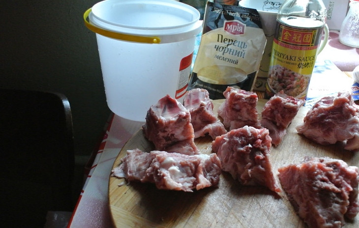 1. Этап. Маринад для свинины на гриле: Нарежьте свинину порционными кусочками.