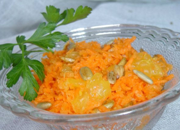 1. Этап. Морковный салат: 5. Салат перед подачей перемешиваю и по желанию украшаю веточкой петрушки. Приятного аппетита!