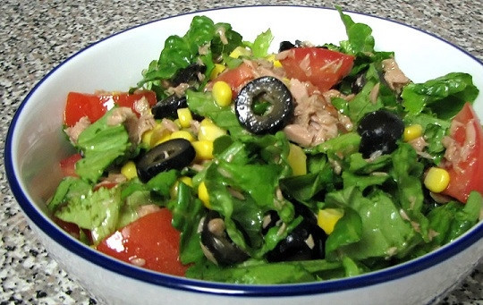 1. Этап. Праздничный ужин на день рождения: 6. А кроме того, предлагаю сделать легкий и аппетитный салатик. Консервированный тунец, листья салата, помидоры, кукуруза и оливки. С легкой заправкой из оливкового масла и сока лимона - очень вкусно.