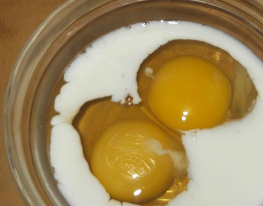 1. Этап. Хворост тонкий хрустящий без водки: Разбиваем яйца в миску. У меня яйца очень крупные, поэтому, двух штук достаточно. Взбиваю яйца с молоком до появления пенки.