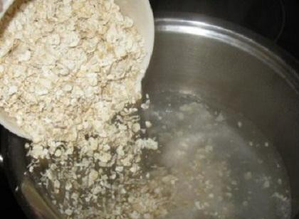 1. Этап. Овсяная каша на молоке: 1. Существуют обычные хлопья овсяные, которые дольше варятся, и их нужно обязательно перебрать от шелухи и промыть. Мелкие хлопья уже подготовлены для варки, не требуют чистки и варятся очень быстро. Налейте в кастрюлю воды и вскипятите ее. Добавьте по вкусу соли и высыпайте в кастрюлю хлопья. Обязательно перемешивайте.