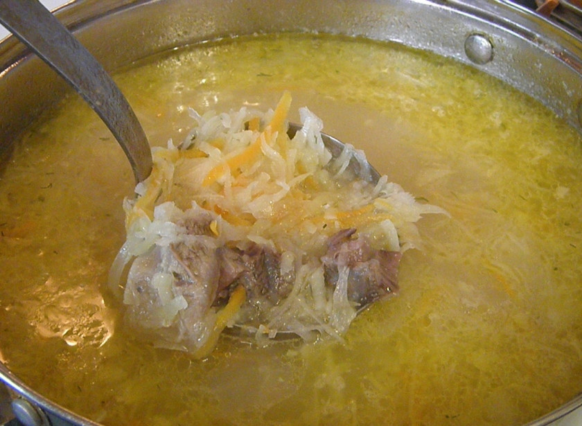 1. Этап. Щи суточные из квашеной капусты: И вот теперь главный секрет, почему щи называют суточными. Укутайте в одеяло кастрюлю с супом на 4 часа. Потом на сутки уберите в холод. И только после этого можно щи считать суточными. Их разогревают и подают со сметаной и ржаным хлебом! Приятного аппетита!