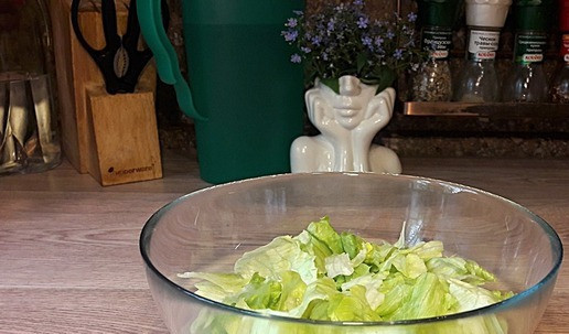 1. Этап. Салат с коктейлем из рассольных морепродуктов: Кочан салата разобрать на листья, помыть и обсушить, порвать руками в салатник.