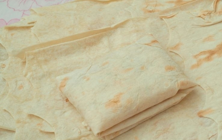 1. Этап. Горячий лаваш с сыром: Сверните лаваш в конвертики.