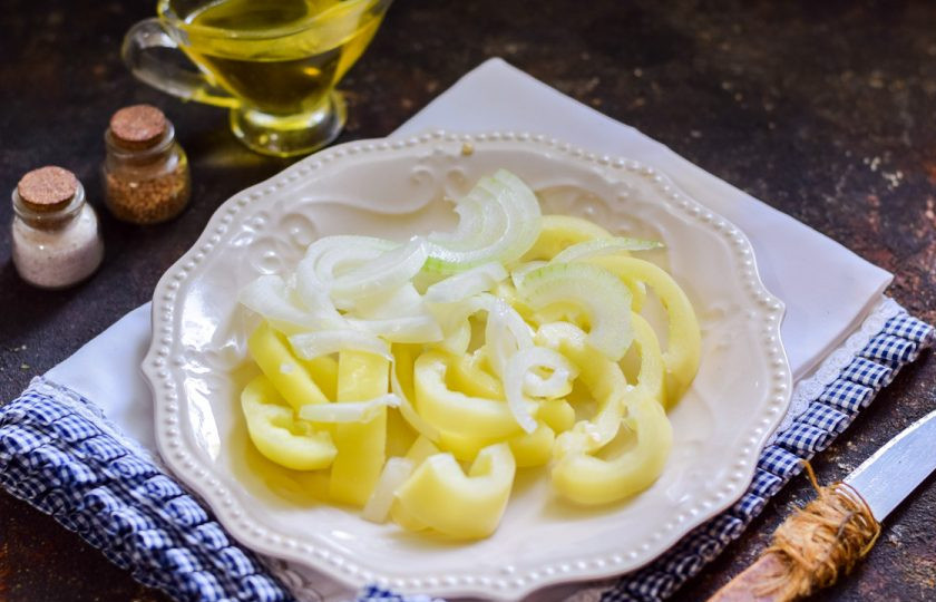 1. Этап. Салат Доллар: Очистите и сполосните лук, просушите и нарежьте полукольцами.