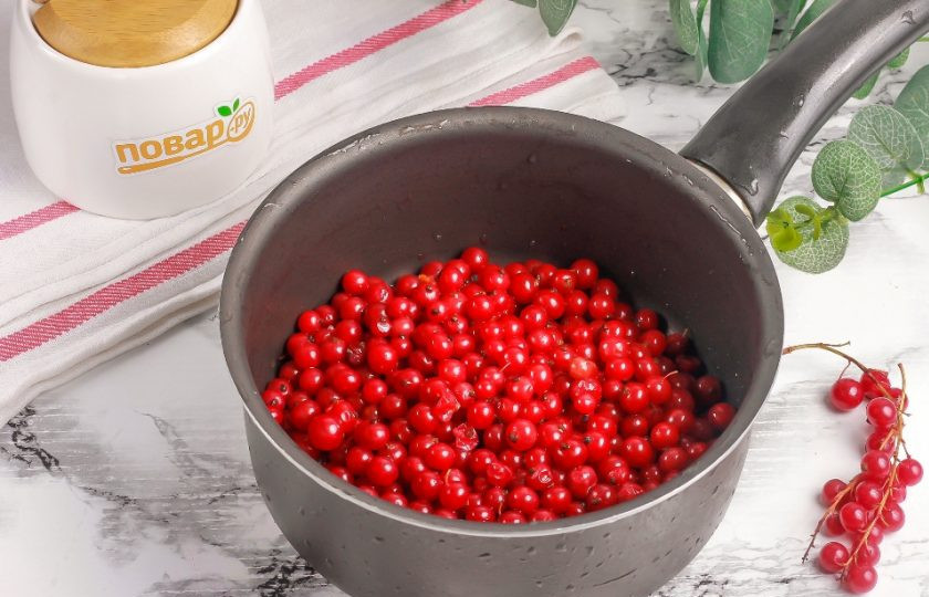 1. Этап. Джем из красной смородины с желфиксом: Выложите ягоды в ковш, казан или в кастрюлю с антипригарным дном.