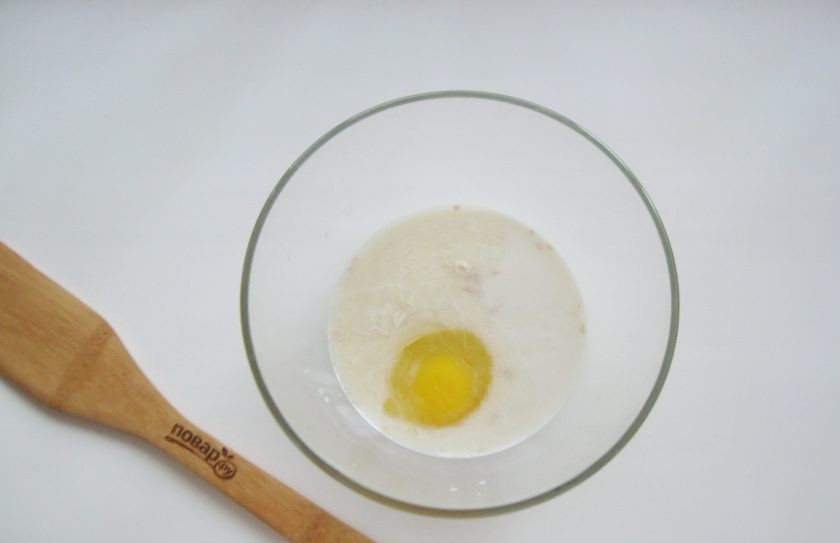 1. Этап. Булочки с мармеладом: Разбейте в миску яйцо.