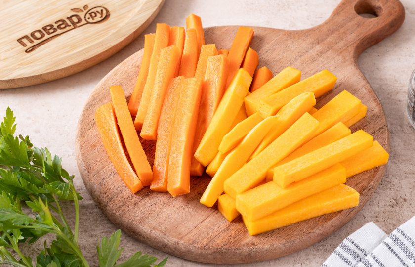 1. Этап. Тушеная тыква с морковью: У тыквы удалите семена и очистите от кожуры. Морковь помойте и тоже очистите от кожуры. Нарежьте брусочками тыкву и морковь.