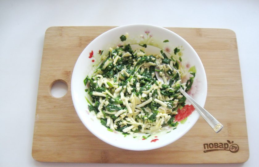 1. Этап. Греческая улитка с сыром и шпинатом: Начинку посолите и поперчите по вкусу. После хорошо перемешайте.