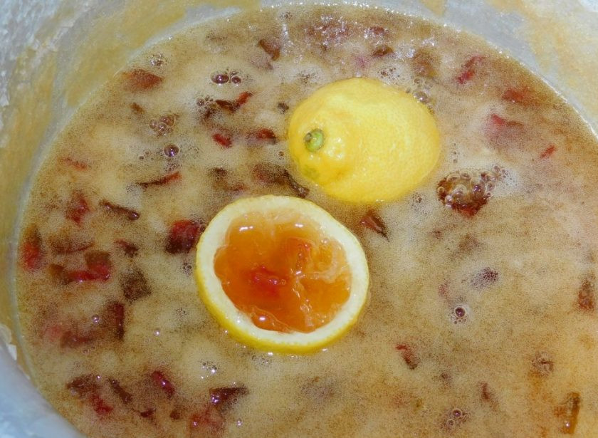 1. Этап. Варенье из арбузных корок с цитрусами: Из лимона выжмите сок, влейте в варенье. Добавьте оставшиеся половинки лимона. Доведите до кипения и проварите минут 10. Затем корки необходимо удалить.