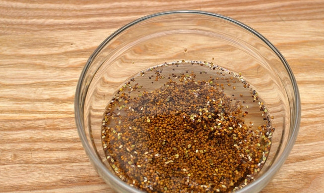 1. Этап. Дижонская горчица: Сперва нужно замочить зёрна горчицы в чистой воде, чтобы они разбухли и стали мягкими. Залейте их холодной водой и оставьте на два часа. Периодически помешивайте зёрна.