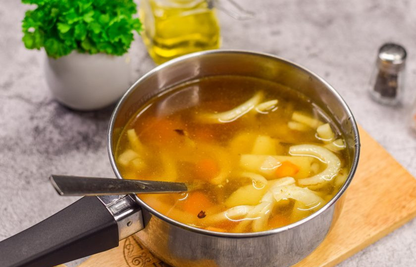 1. Этап. Крем-суп из фенхеля: В кастрюле подогрейте бульон, у меня был мясной бульон. Переложите в бульон овощи и поставьте на огонь, варите 20 минут. Соль и перец добавьте по вкусу.