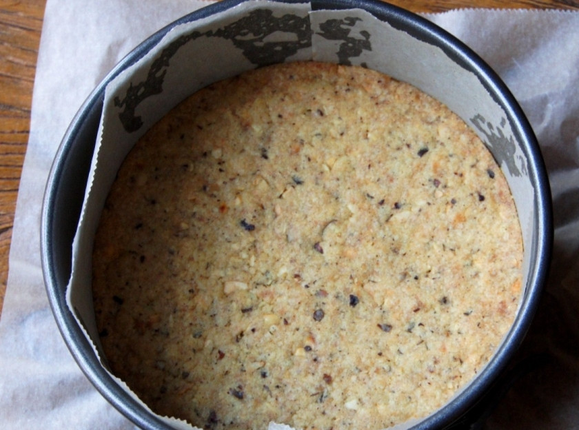 1. Этап. Ванильный чизкейк: Вылейте тесто в форму для выпекания, покрытую пекарской бумагой. Выпекайте основу для чизкейка 30 минут при температуре 180 градусов.