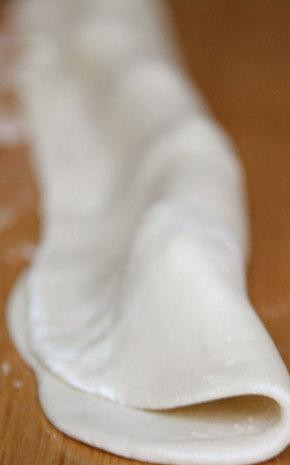 1. Этап. Вареники с картошкой и грибами: Края теста смочить водичкой и сложить их, накрыв начинку.