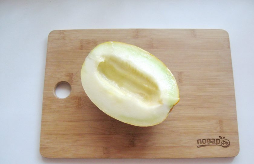 1. Этап. Варенье из дыни с имбирем: Дыню помойте, разрежьте и удалите семечки.