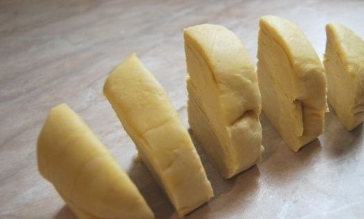 1. Этап. Торт Наполеон с очень вкусным кремом: Готовое тесто разделите на 2 части, а потом каждую еще на 5 частей. Все кусочки раскатайте в тонкие лепёшки.