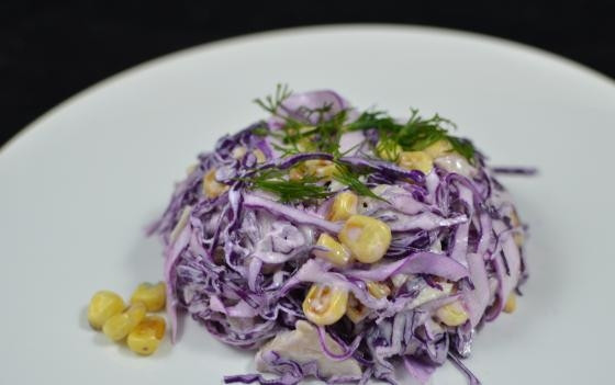 1. Этап. Салат из капусты и кукурузы: И наш салат готов. Можно подавать его порционно, а можно — в большом салатнике.