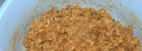 1. Этап. Торт Муравейник без выпечки: 4. Добавим крем в песочную крошку, тщательно перемешаем.