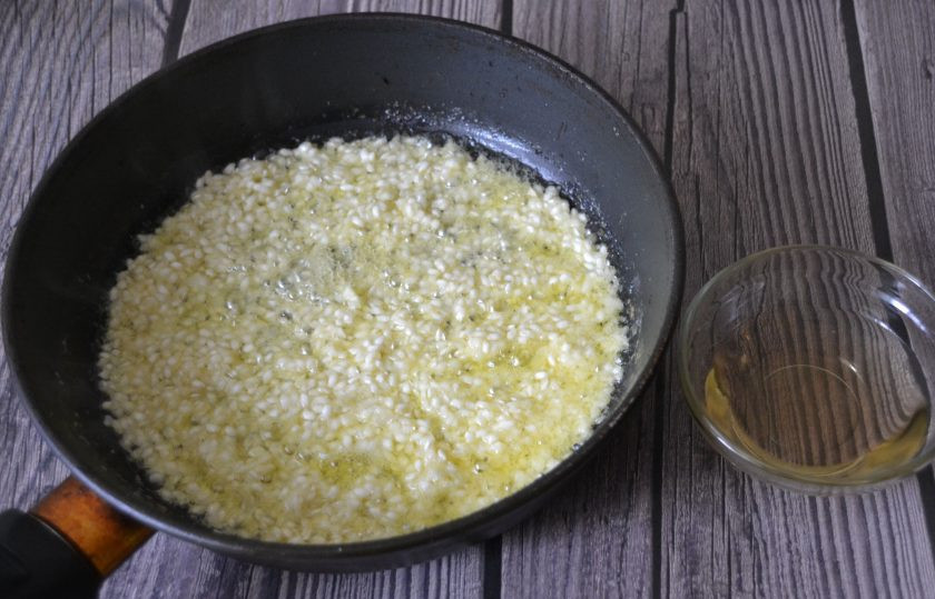 1. Этап. Ризотто с тыквой от Юлии Высоцкой: Влейте на сковороду белое сухое вино и выпарите пары алкоголя.