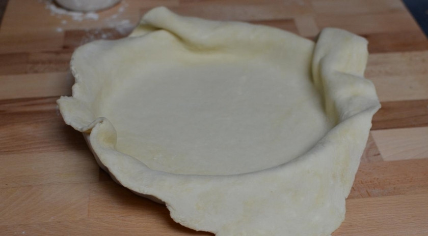 1. Этап. Киш с грибами и сыром: Смешайте сливочное масло, муку и одно яйцо, посолите. Замесите тесто и раскатайте его в большой блин, толщиной пол сантиметра. Уложите в форму для запекания пирогов.