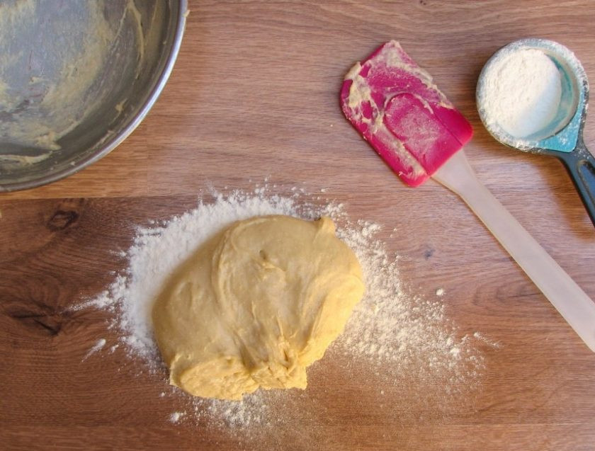 1. Этап. Пончики классические: 2. Подогреваем молоко (оставьте 70 мл для глазури). Отдельно растираем желтки с сахаром и сливочным маслом добела. В теплом молоке растворяем дрожжи, а муку смешиваем с солью. Затем соединяем все ингредиенты и замешиваем тесто.