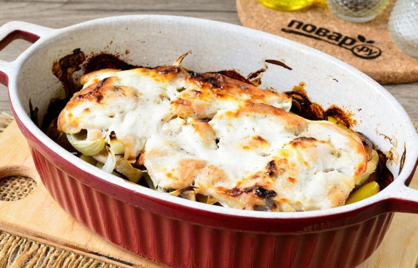 1. Этап. Куриные грудки с картошкой и грибами: Блюдо запекайте в духовке 40-45 минут при температуре 180 градусов. Все ингредиенты за это время станут мягкими и полностью готовыми.