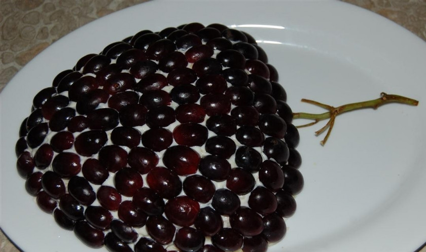 1. Этап. Салат Тиффани с копченой курицей: Виноград режем половинками, украшаем сверху плотно салат.