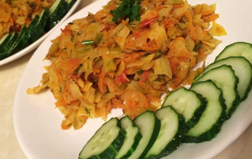 1. Этап. Тушеная капуста с помидорами: Овощи будут готовиться около 30 минут. Мелко порежьте зелень, добавьте её к блюду, когда оно уже почти будет готово. Капусту я подала со свежими огурчиками.