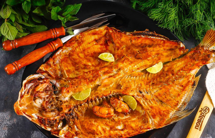 1. Этап. Лещ в духовке с чешуей: Выложите запеченного леща на тарелку или блюдо и подайте к столу горячим.