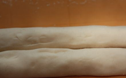 1. Этап. Сердечки из слоеного теста с сахаром: Посыпаем верх сахаром и опять бока заворачиваем к центру. Присыпаем сахаром.