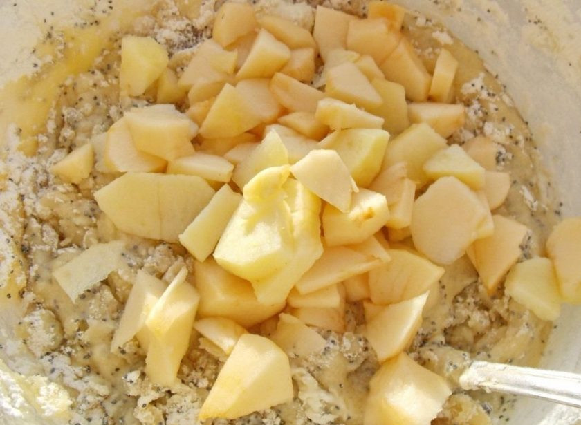 1. Этап. Яблочный маковый пирог: Отправьте яблоки в тесто и хорошенько перемешайте до однородности. Старайтесь распределить яблоки равномерно по всему тесту.