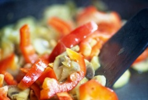 1. Этап. Мясо, тушенное в духовке: Затем добавляем в сковороду очищенный и нарезанный полосками болгарский перец. Обжариваем еще в течение 2-3 минут, выключаем огонь.