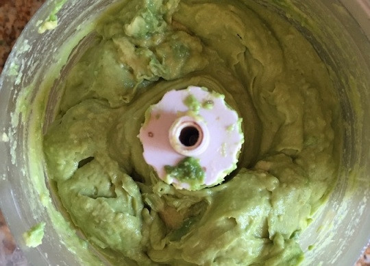 1. Этап. Фетуччини с авокадо: 2. Очистите авокадо и чеснок, отправьте в чашу блендера. Добавьте сок лимона, оливковое масло, соль и перец по вкусу. Измельчите до однородности.