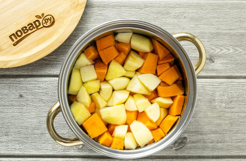 1. Этап. Сок из тыквы и яблок на зиму: Переложите в глубокую кастрюлю, влейте воду. Доведите до кипения и варите, пока тыква и яблоки не станут мягкими. Примерно 15-20 минут. Пенку снимайте ложкой.
