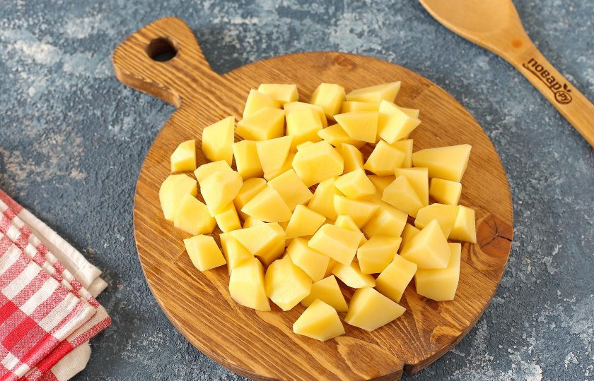1. Этап. Картофель с редькой: Картофель нарежьте кубиками.