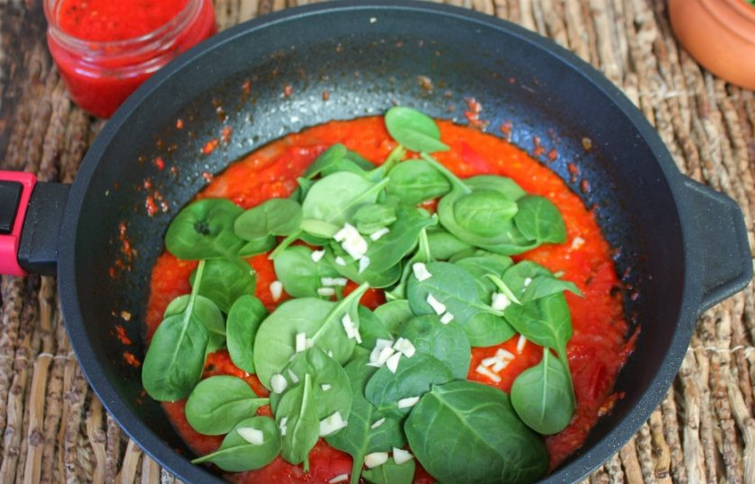 1. Этап. Фасоль Пинто: Готовим соус еще 5-6 минут, затем, убираем с огня, добавляем шпинат и нарезанный мелко чеснок. Перемешиваем и накрываем соус крышкой. Оставляем на пару минут.