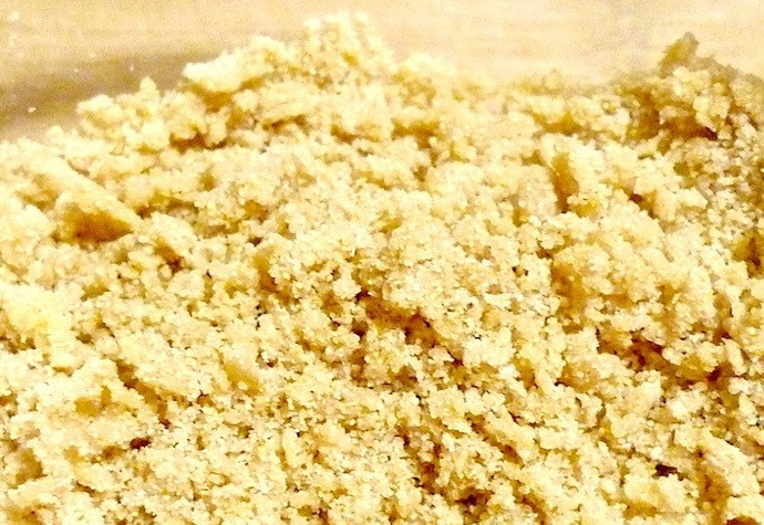 1. Этап. Банановые кексы: 9. Мягкое сливочное масло смешайте с мучной и сахарной смесью, разомните вилкой.