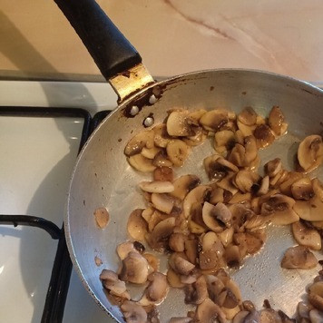 1. Этап. Салат Родные рядом: Обжарить грибы на растительном масле до готовности.