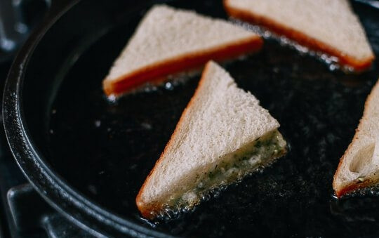 1. Этап. Гренки с креветками по-китайски: 5. Каждый кусочек разрежьте по диагонали. Разогрейте сковороду с растительным маслом, выложите хлеб.