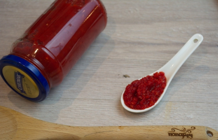 1. Этап. Аджика из болгарского перца без помидоров: Аджику разложите по стерильным банкам. Закройте крышки. Такая аджика относится к разряду сырых. Хранить ее следует только в холодильнике, и стоит она около 2 месяцев благодаря наличию в ее составе консерванта— уксуса.