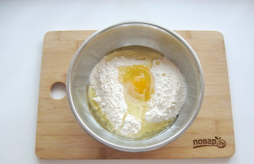 1. Этап. Вареники на минеральной воде: Добавьте соль и две столовые ложки подсолнечного рафинированного масла.