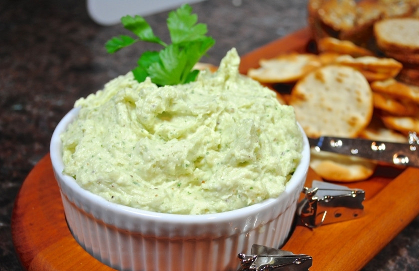 1. Этап. Сырный дип: Выложите сырный дип в красивую салатницу и украсьте свежей зеленью перед подачей на стол:)