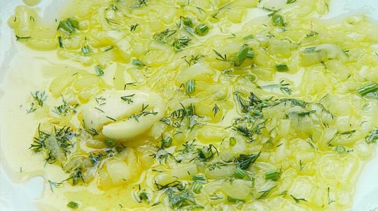 1. Этап. Ризотто с креветками и сливками: Измельченный репчатый лук обжариваем 3 минуты на смеси оливкового и сливочного масла. Добавляем раздавленный зубчик чеснока.