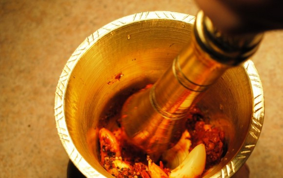 1. Этап. Суп из баранины с булгуром: В самом конце добавляются специи и измельченный чеснок.