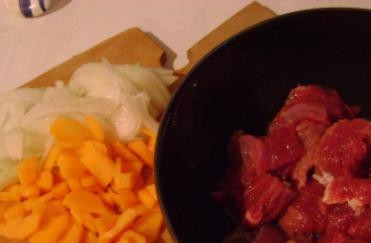 1. Этап. Говядина, тушенная с картофелем в мультиварке: Подготовим необходимые нам продукты. Мясо помоем и нарежем на небольшие кусочки. Очистим лук и морковь. Морковку натрем на крупной терке или порежем кусочками, лук порежем мелко.