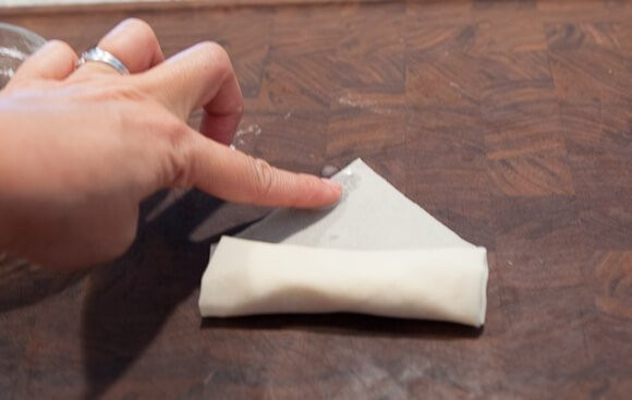 1. Этап. Мясо в рисовой бумаге: 10. Ложку крахмала разведите в воде и смажьте края листа.