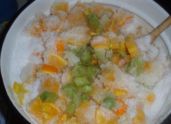 1. Этап. Варенье из ревеня с апельсином: Теперь нам необходимо взвесить полученную массу и добавить в кастрюлю сахар (пропорция 1:1). У меня масса ревеня с апельсином получилось 2,8 кг, поэтому столько же сахара я и положила. Оставляем все на полчасика, пока ингредиенты не пустят сок.